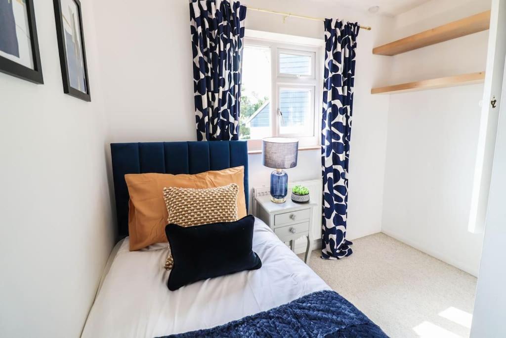 Holiday home Large 3 Bed - Free Parking - Long Discount