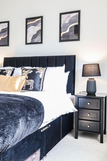 Holiday home Large 3 Bed - Free Parking - Long Discount