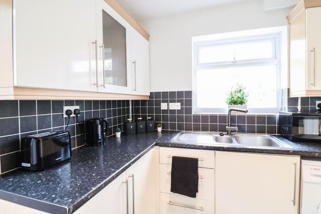 Large 3 Bed - Free Parking - Long Discount Holiday home *