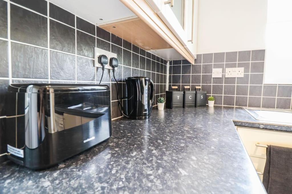 Large 3 Bed - Free Parking - Long Discount Holiday home *