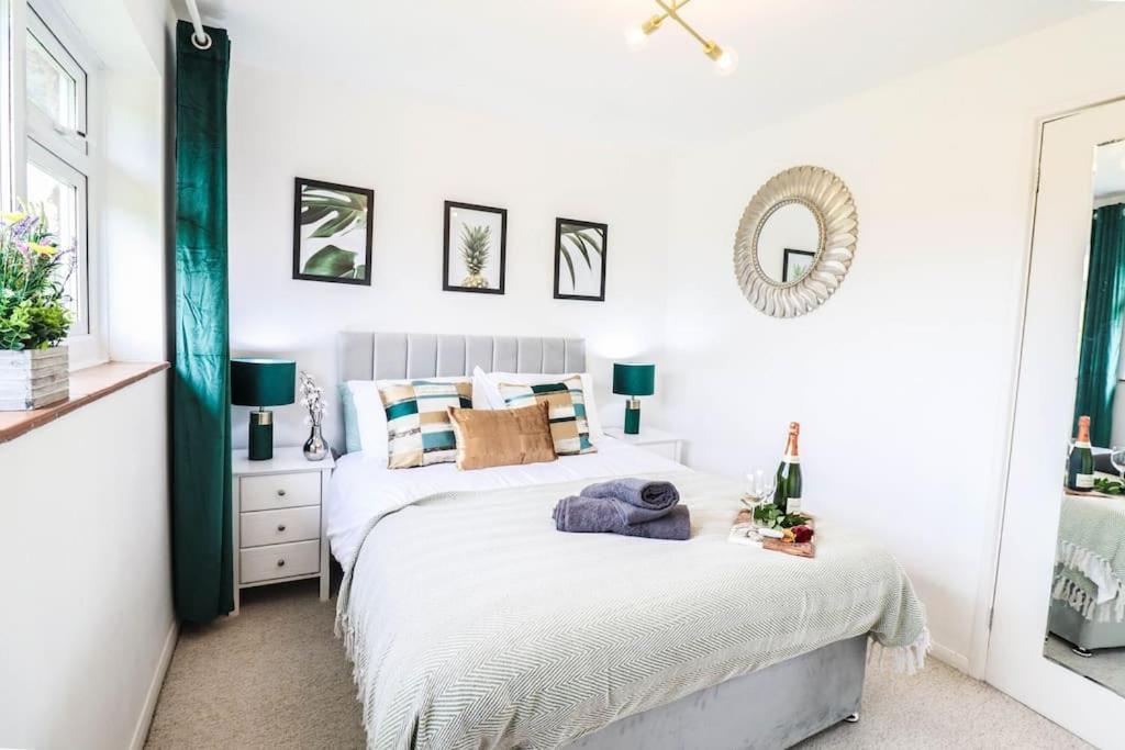Large 3 Bed - Free Parking - Long Discount Holiday home *